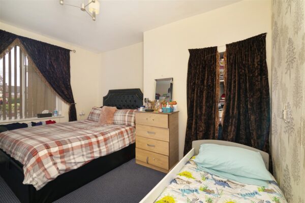 Wood Lane, Dagenham RM8