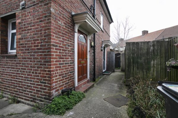 Wood Lane, Dagenham RM8