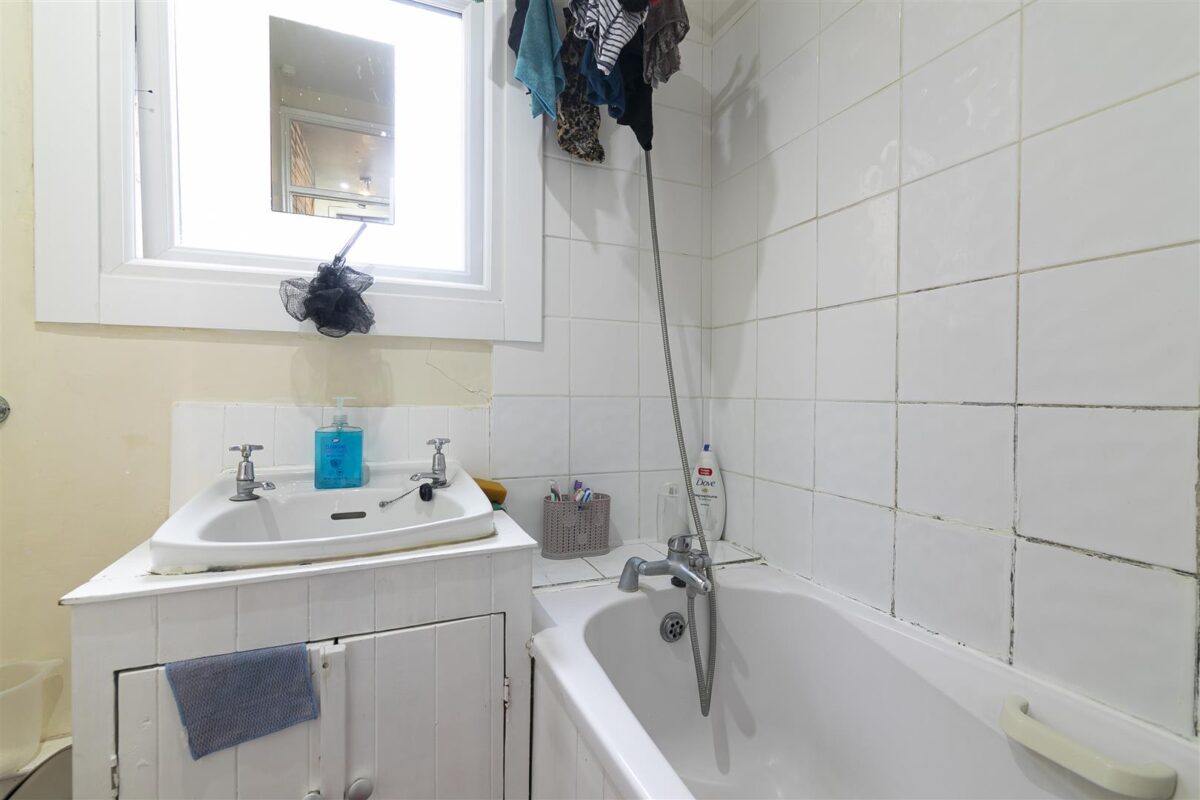 Wood Lane, Dagenham RM8