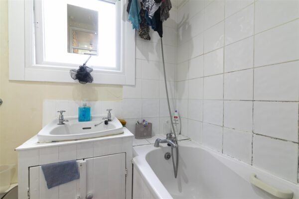 Wood Lane, Dagenham RM8