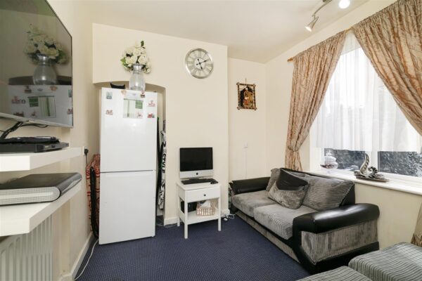 Wood Lane, Dagenham RM8