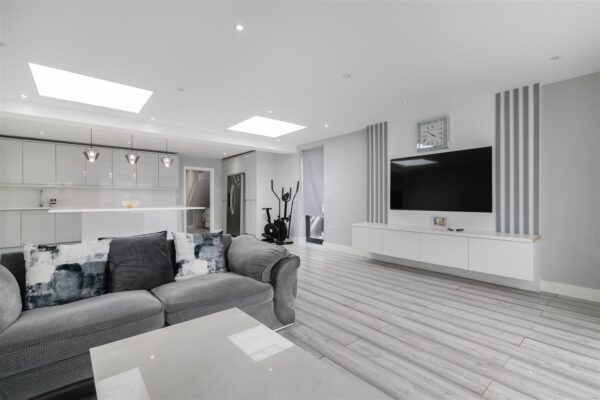 Linden Gardens, Enfield EN1