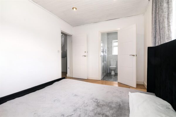 Linden Gardens, Enfield EN1