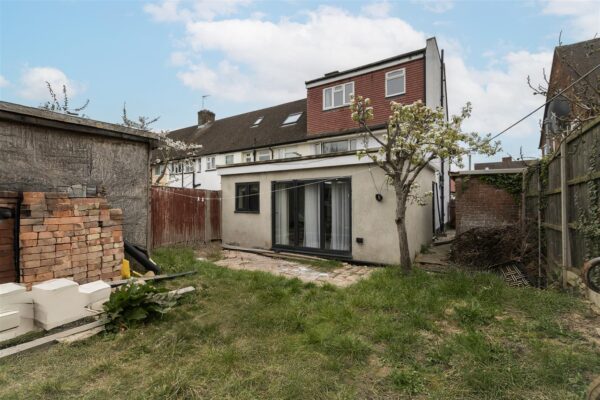 Linden Gardens, Enfield EN1