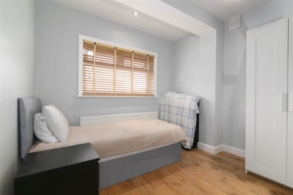 Linden Gardens, Enfield EN1